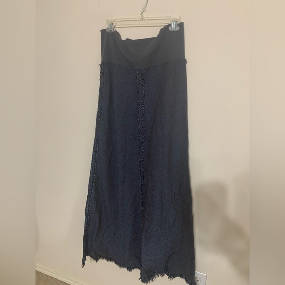 High waisted Long Maxi Skirt With a frayed hem and textured details - Picture 1 of 5